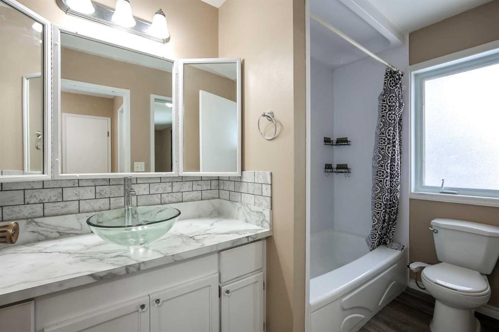 70 Mclevin Crescent, Red Deer, AB - Indoor Photo Showing Bathroom