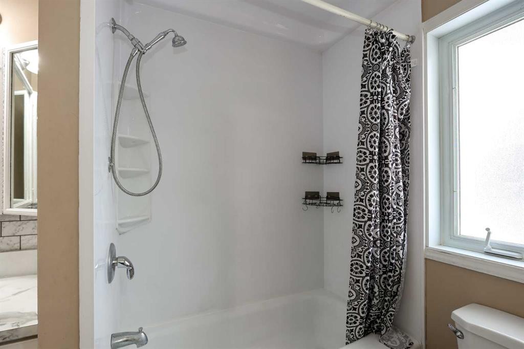 70 Mclevin Crescent, Red Deer, AB - Indoor Photo Showing Bathroom