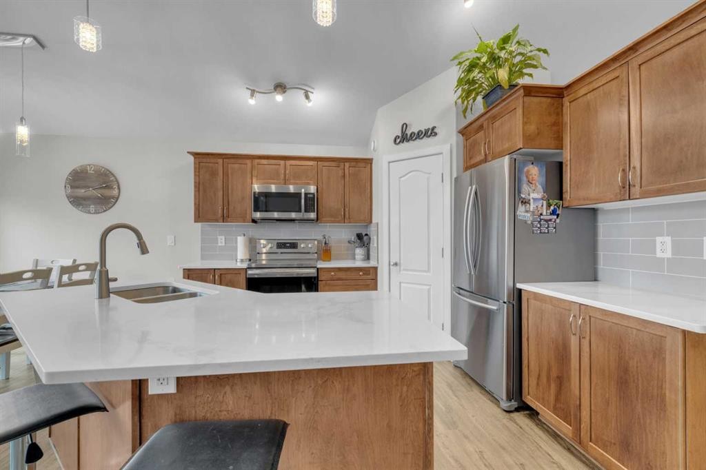 156 Wiley Crescent, Red Deer, AB - Indoor Photo Showing Kitchen With Double Sink With Upgraded Kitchen