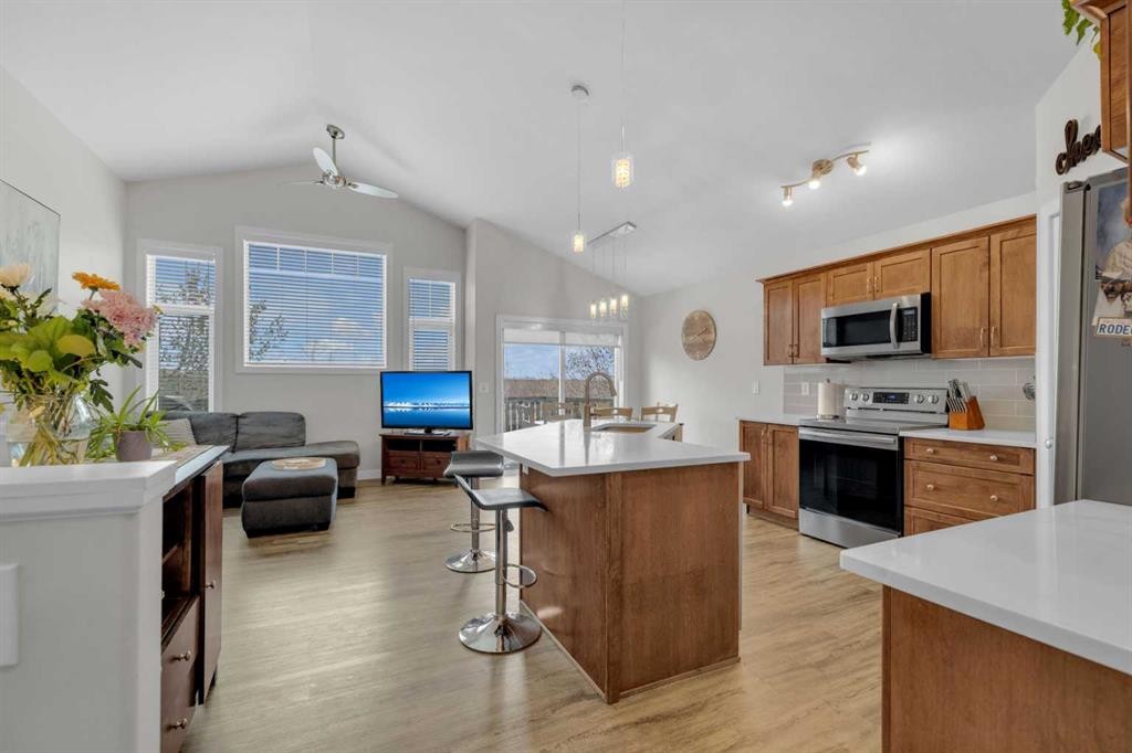 156 Wiley Crescent, Red Deer, AB - Indoor Photo Showing Kitchen