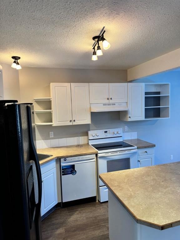 61 Lakeview Close, Blackfalds, AB - Indoor Photo Showing Kitchen