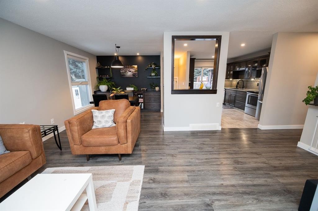 15 Malcolm Crescent, Red Deer, AB - Indoor Photo Showing Living Room
