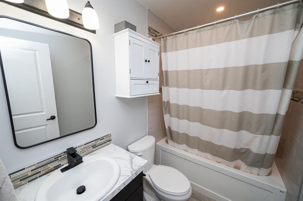 15 Malcolm Crescent, Red Deer, AB - Indoor Photo Showing Bathroom