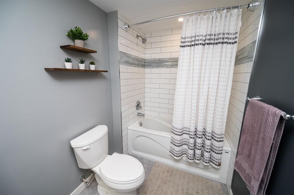 15 Malcolm Crescent, Red Deer, AB - Indoor Photo Showing Bathroom