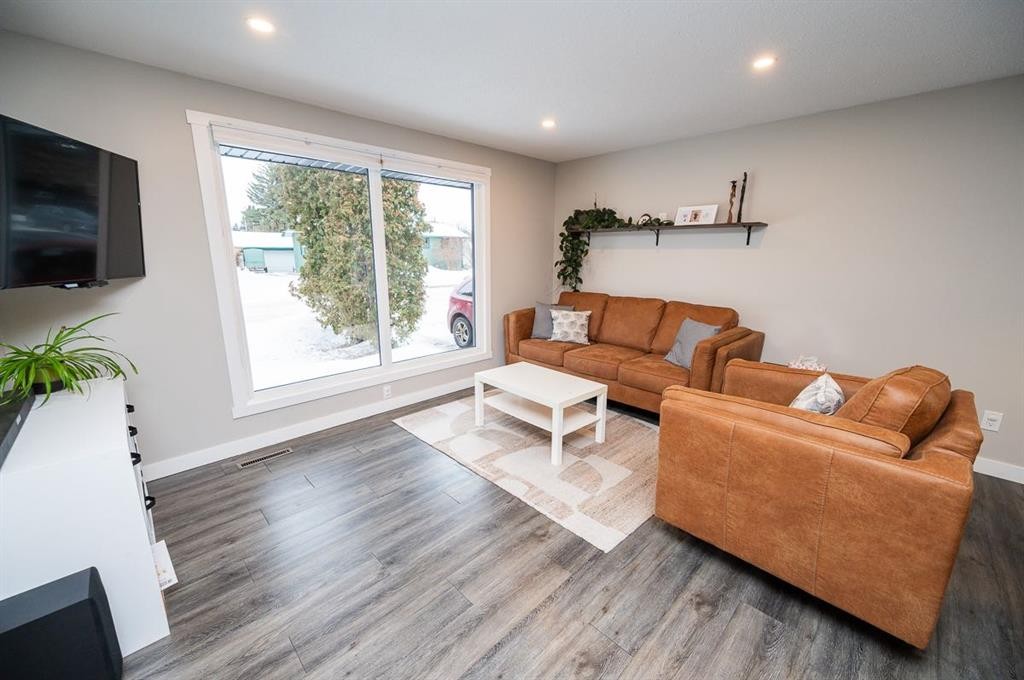 15 Malcolm Crescent, Red Deer, AB - Indoor Photo Showing Living Room