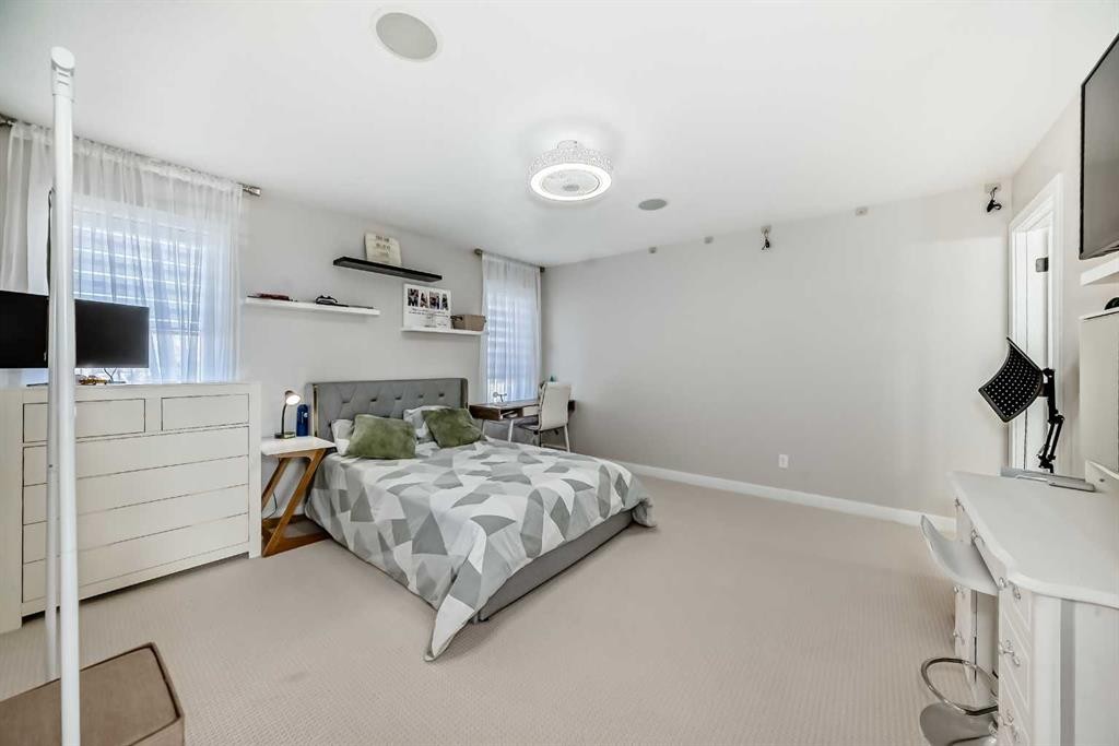 20 Bowman Circle, Sylvan Lake, AB - Indoor Photo Showing Bedroom
