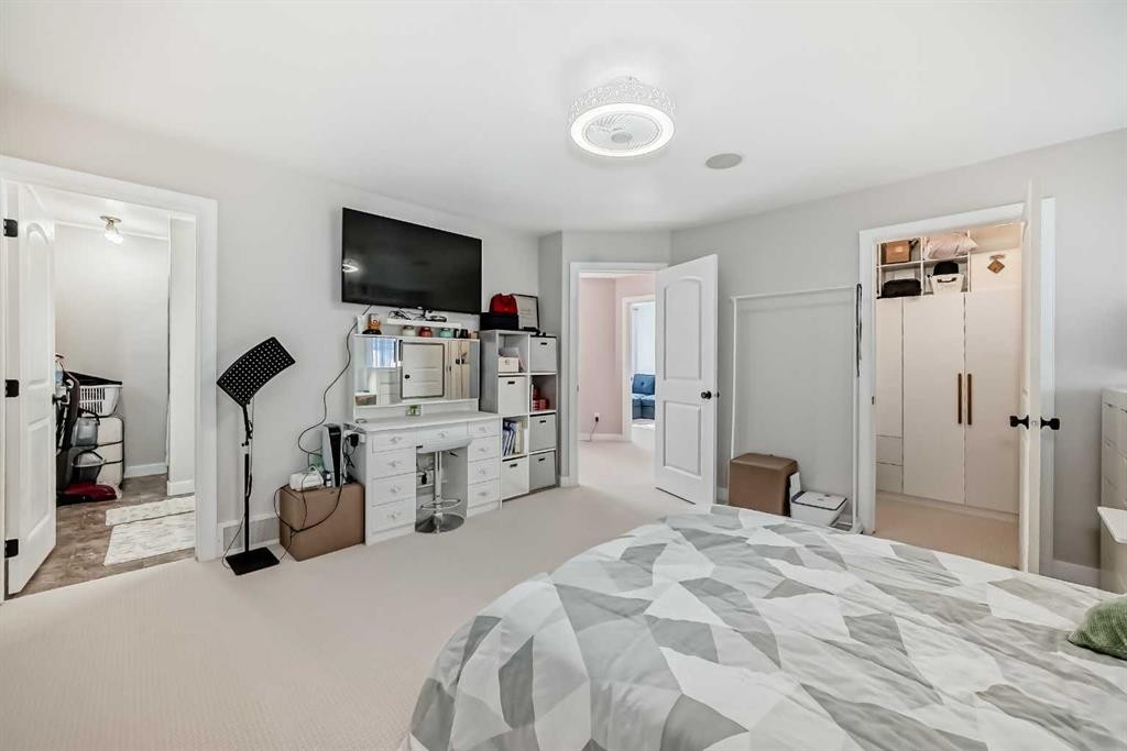 20 Bowman Circle, Sylvan Lake, AB - Indoor Photo Showing Bedroom