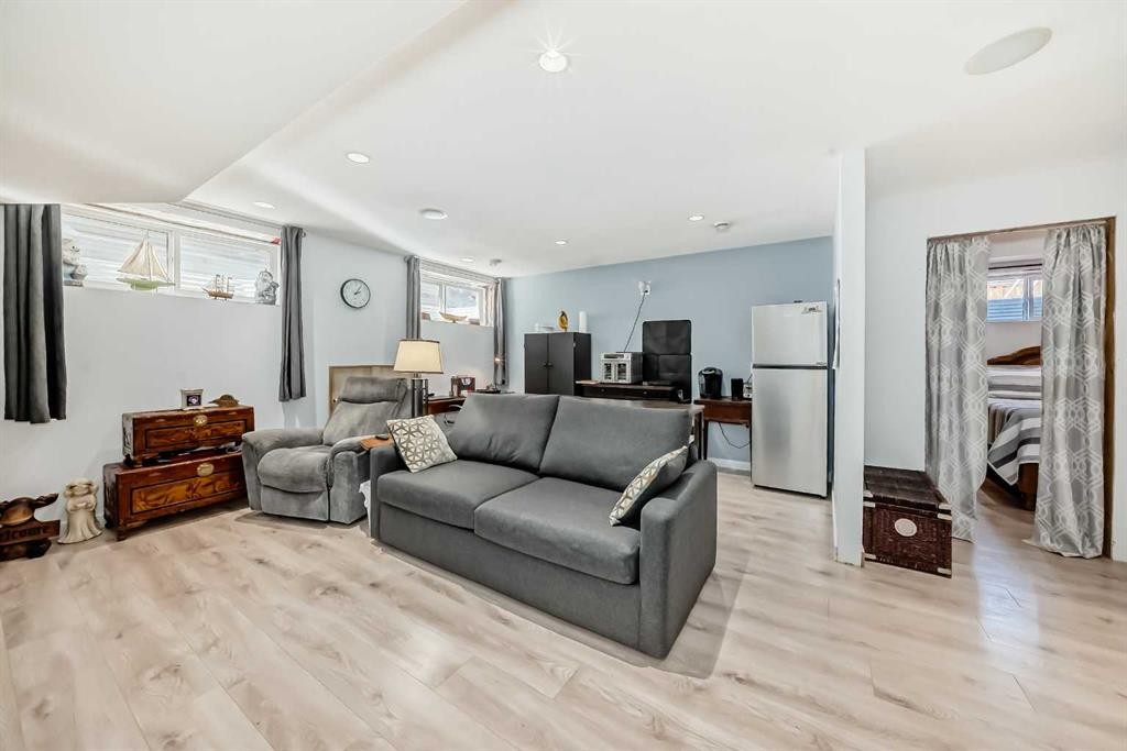 20 Bowman Circle, Sylvan Lake, AB - Indoor Photo Showing Living Room