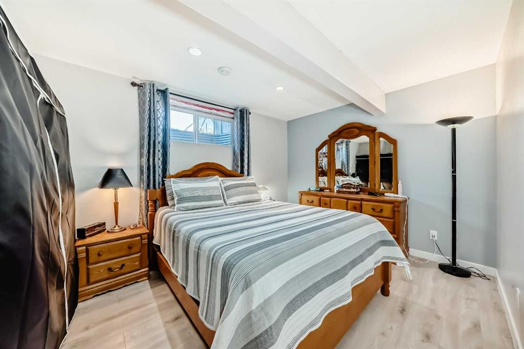 20 Bowman Circle, Sylvan Lake, AB - Indoor Photo Showing Bedroom