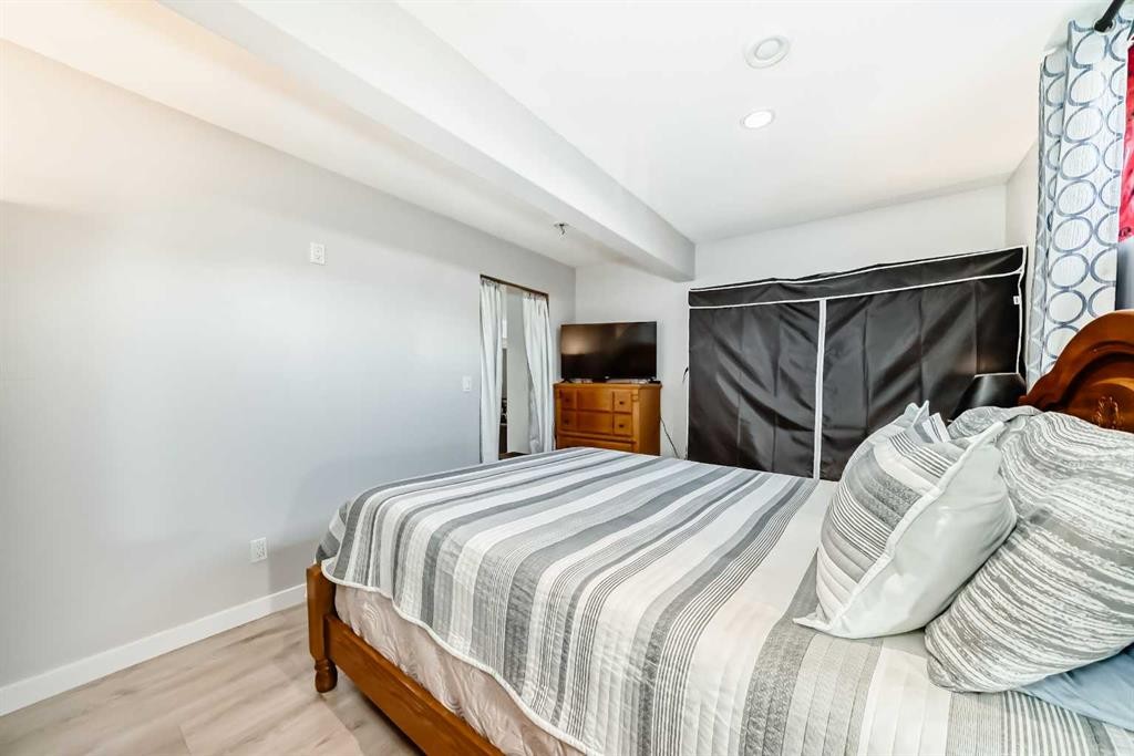20 Bowman Circle, Sylvan Lake, AB - Indoor Photo Showing Bedroom