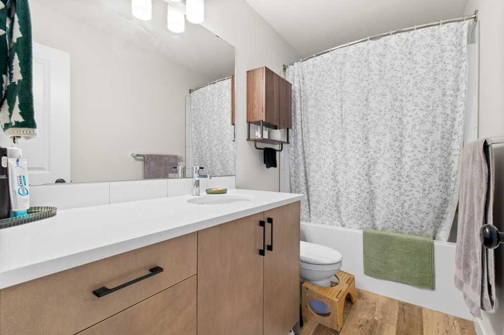 16 Trinity Street, Lacombe, AB - Indoor Photo Showing Bathroom