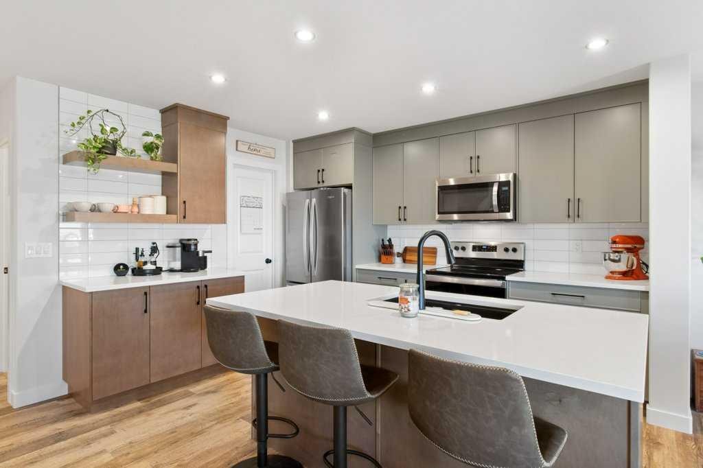 16 Trinity Street, Lacombe, AB - Indoor Photo Showing Kitchen With Double Sink With Upgraded Kitchen
