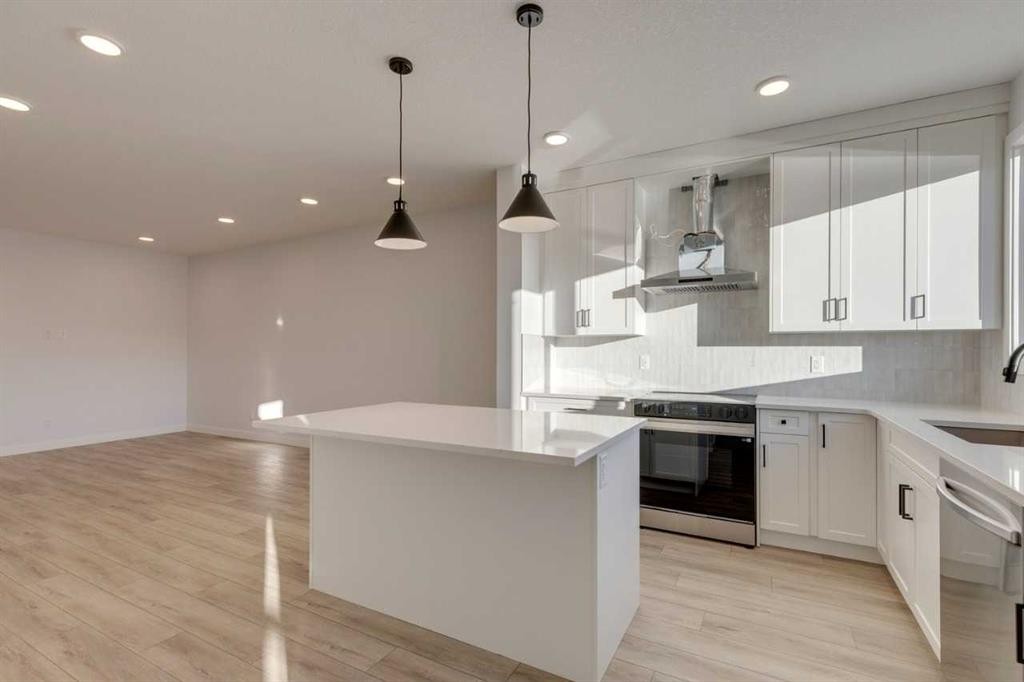 371 Fireside Drive, Cochrane, AB - Indoor Photo Showing Kitchen With Upgraded Kitchen