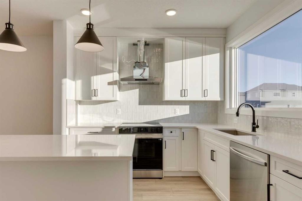 371 Fireside Drive, Cochrane, AB - Indoor Photo Showing Kitchen With Upgraded Kitchen