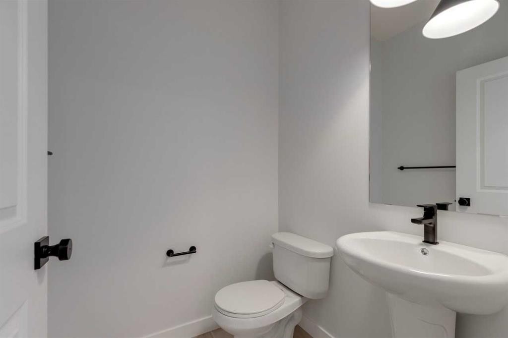 371 Fireside Drive, Cochrane, AB - Indoor Photo Showing Bathroom