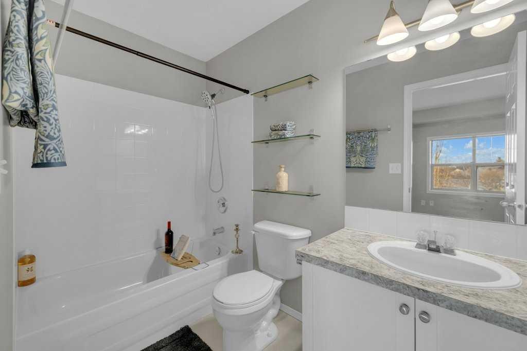 337 Addington Drive, Red Deer, AB - Indoor Photo Showing Bathroom