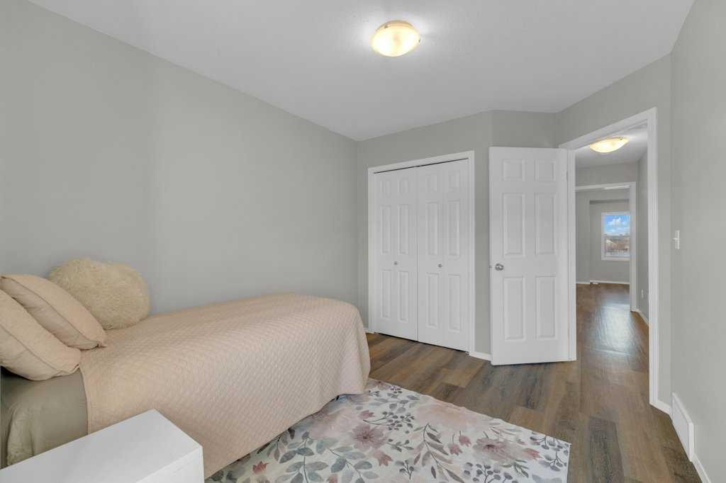 337 Addington Drive, Red Deer, AB - Indoor Photo Showing Bedroom