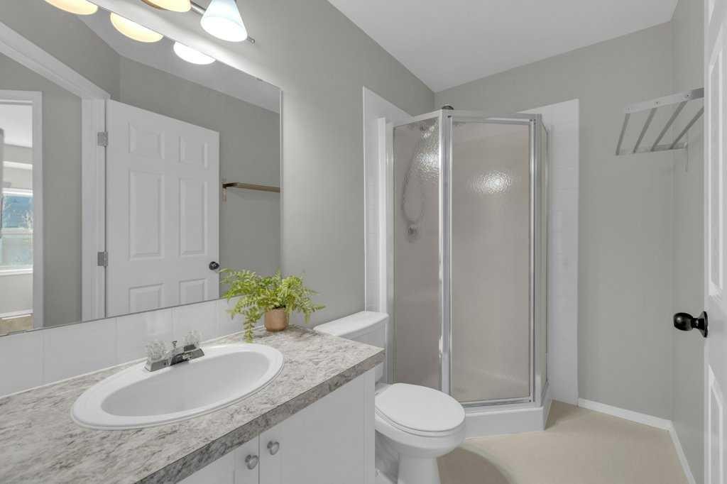 337 Addington Drive, Red Deer, AB - Indoor Photo Showing Bathroom