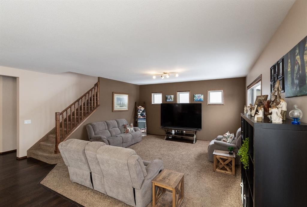 4828 55 Boulevard Close, Innisfail, AB - Indoor Photo Showing Living Room