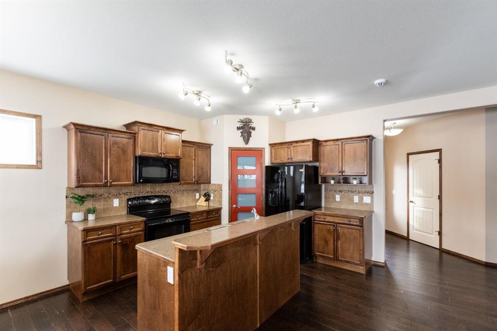4828 55 Boulevard Close, Innisfail, AB - Indoor Photo Showing Kitchen With Double Sink