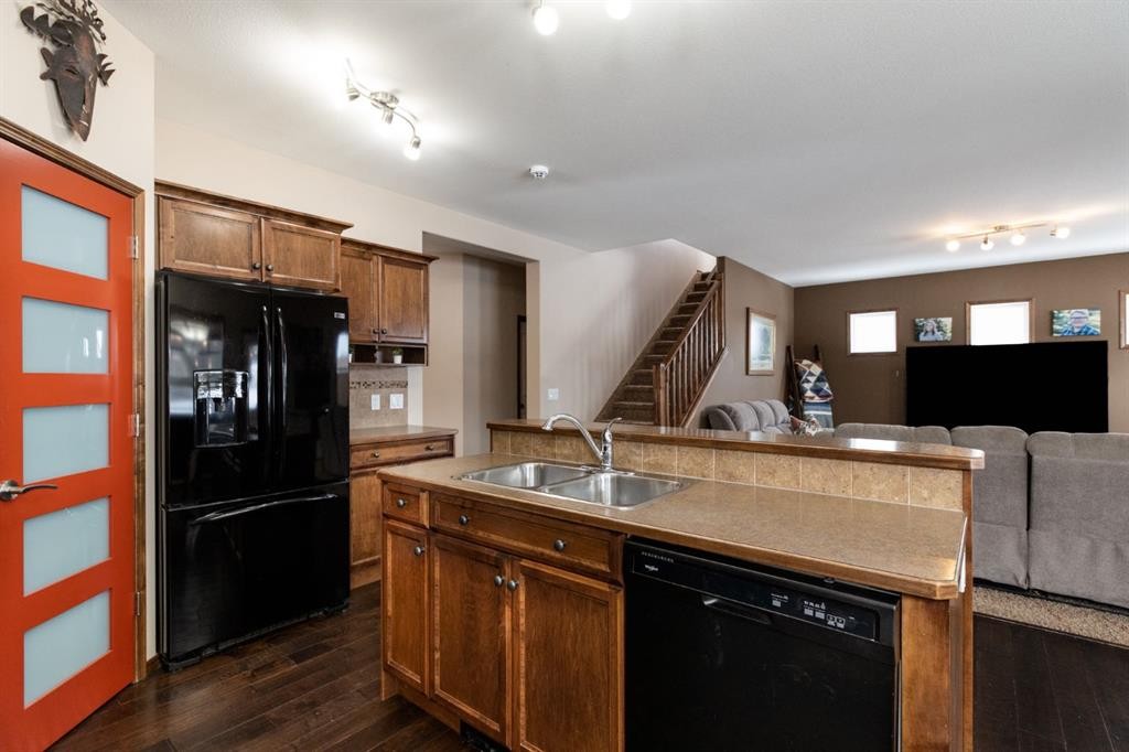 4828 55 Boulevard Close, Innisfail, AB - Indoor Photo Showing Kitchen With Double Sink