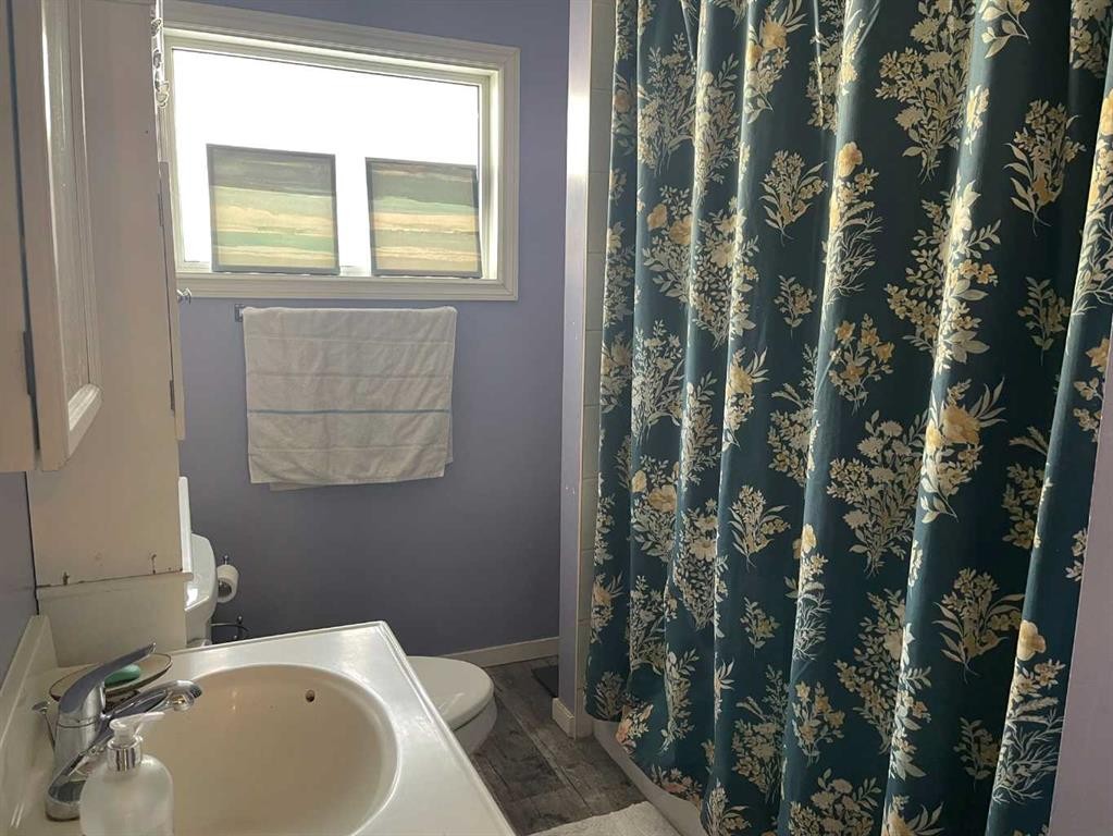 3629 51 Avenue, Red Deer, AB - Indoor Photo Showing Bathroom