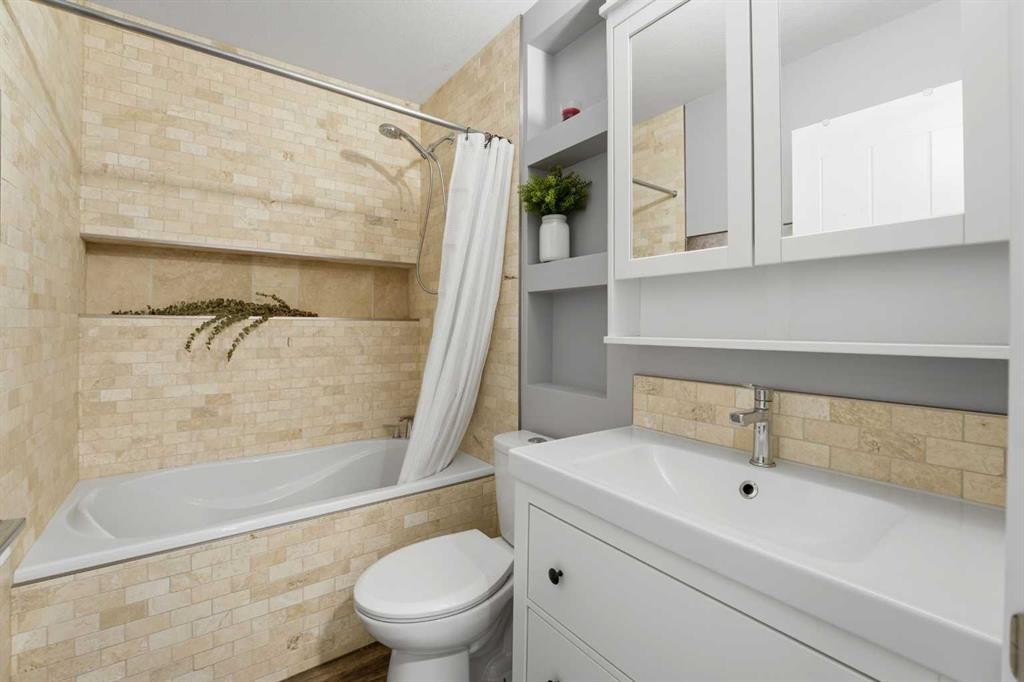 17 Vermont Close, Blackfalds, AB - Indoor Photo Showing Bathroom