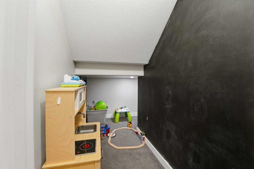17 Vermont Close, Blackfalds, AB - Indoor Photo Showing Other Room