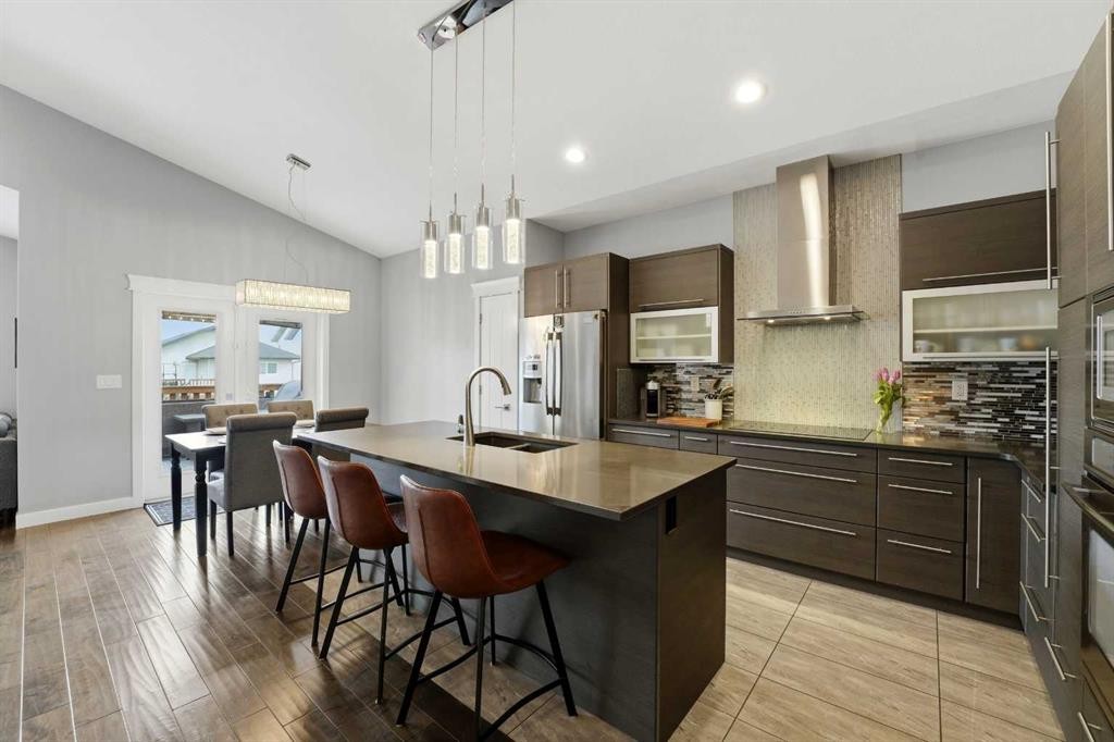 17 Vermont Close, Blackfalds, AB - Indoor Photo Showing Kitchen With Double Sink With Upgraded Kitchen