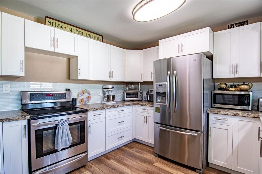 5914 56 Avenue, Red Deer, AB - Indoor Photo Showing Kitchen