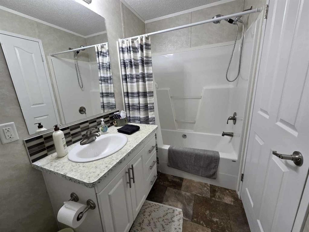 4916 49 Street, Botha, AB - Indoor Photo Showing Bathroom