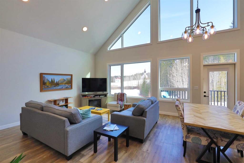 351 Elizabeth Avenue, Nordegg, AB - Indoor Photo Showing Living Room