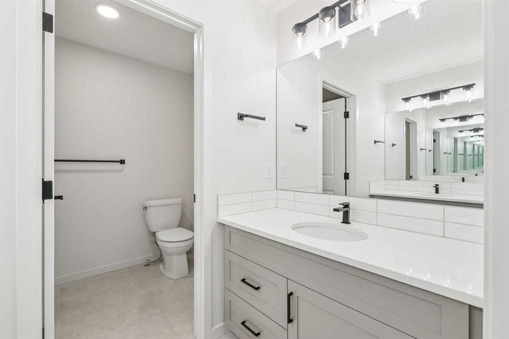 16 Calhoun Rise Ne, Calgary, AB - Indoor Photo Showing Bathroom