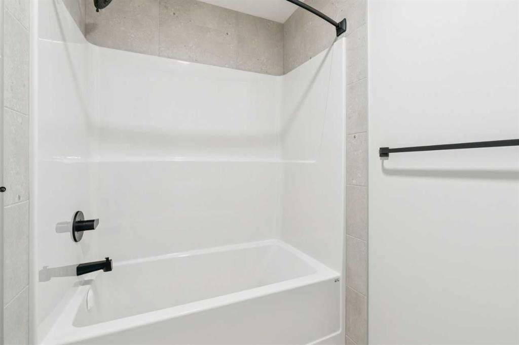 16 Calhoun Rise Ne, Calgary, AB - Indoor Photo Showing Bathroom