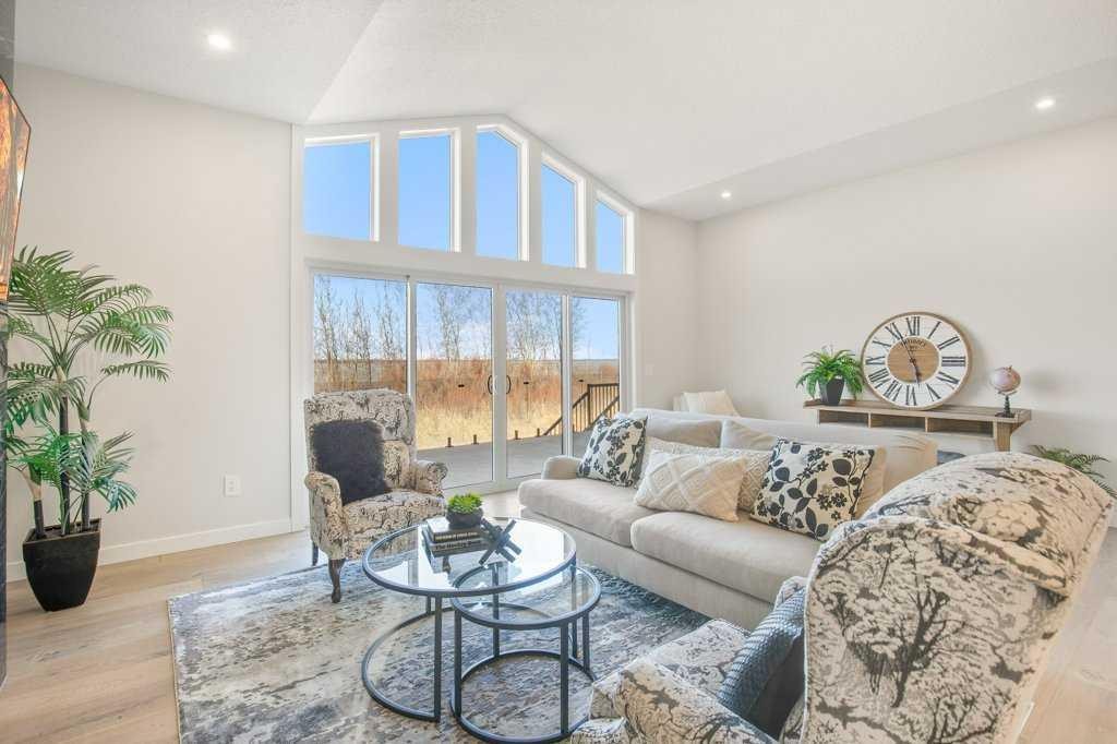 10 Twin Rose Court, Jarvis Bay, AB - Indoor Photo Showing Living Room