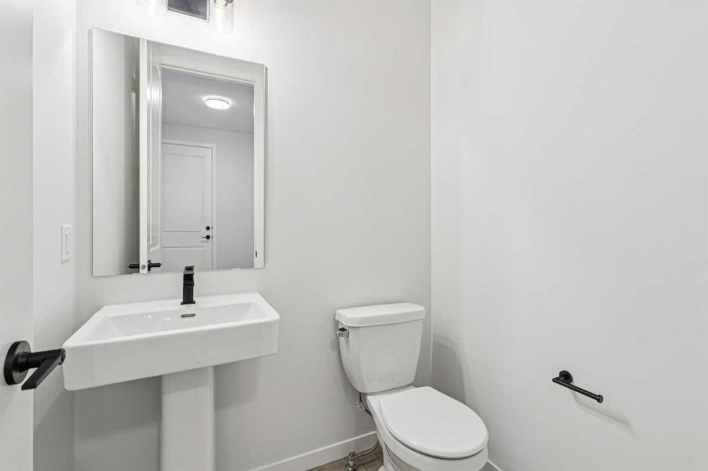 572 Belmont Heath Sw, Calgary, AB - Indoor Photo Showing Bathroom