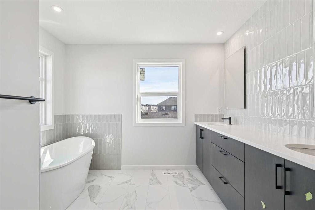 572 Belmont Heath Sw, Calgary, AB - Indoor Photo Showing Bathroom