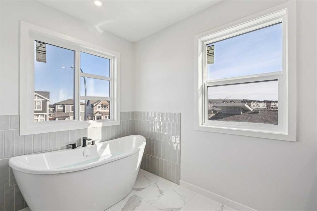 572 Belmont Heath Sw, Calgary, AB - Indoor Photo Showing Bathroom