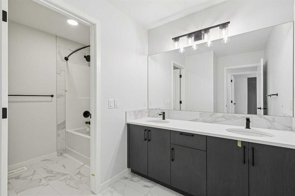 572 Belmont Heath Sw, Calgary, AB - Indoor Photo Showing Bathroom