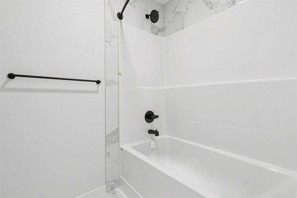 572 Belmont Heath Sw, Calgary, AB - Indoor Photo Showing Bathroom