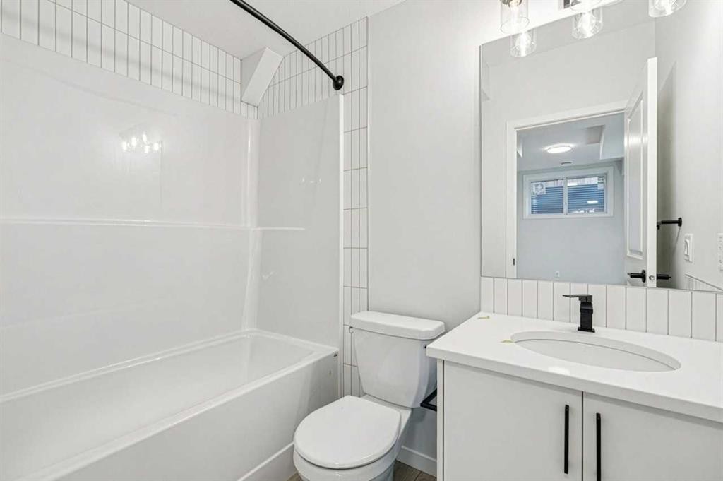 572 Belmont Heath Sw, Calgary, AB - Indoor Photo Showing Bathroom