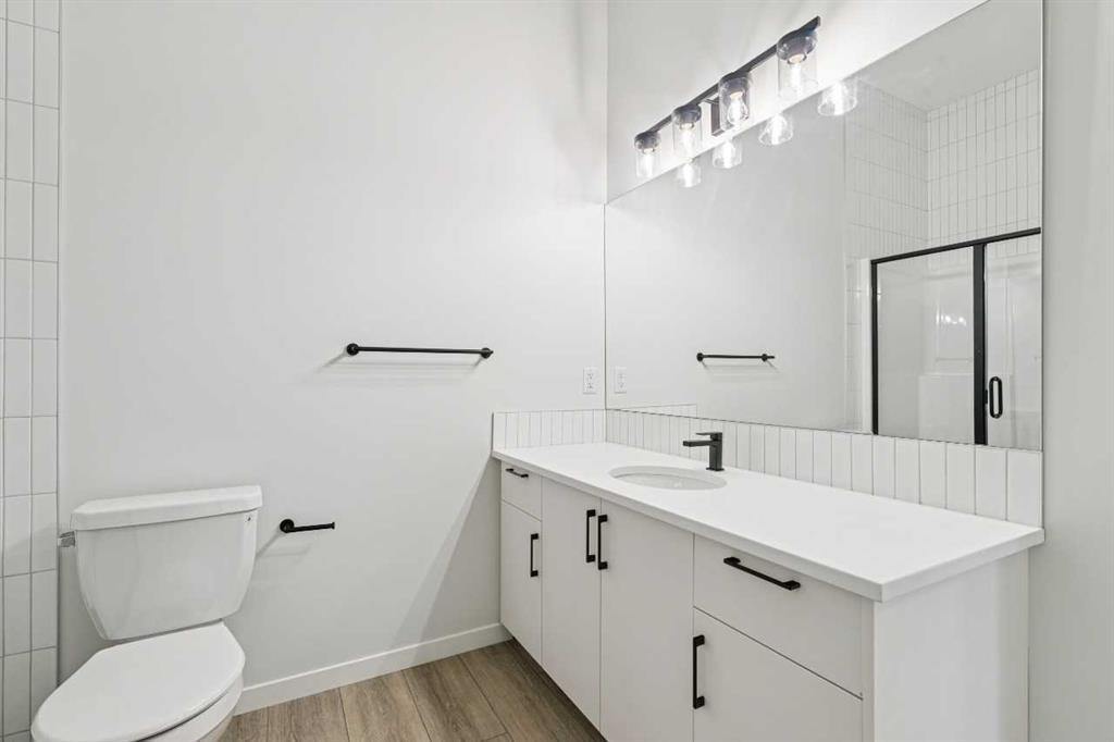 572 Belmont Heath Sw, Calgary, AB - Indoor Photo Showing Bathroom