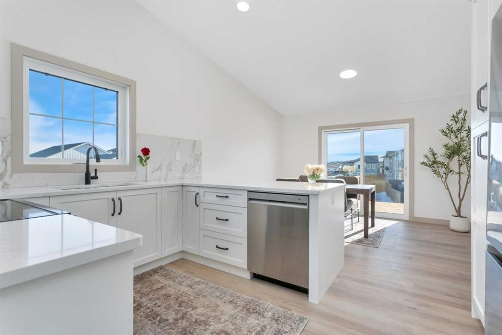 120 Hampton Crescent, Sylvan Lake, AB - Indoor Photo Showing Kitchen