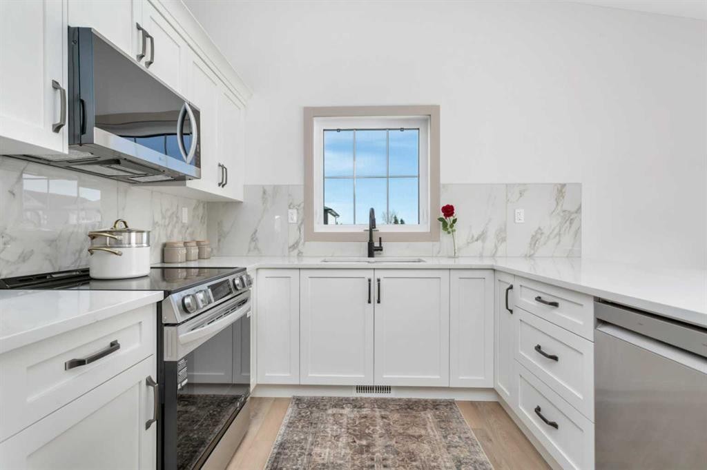 120 Hampton Crescent, Sylvan Lake, AB - Indoor Photo Showing Kitchen With Upgraded Kitchen