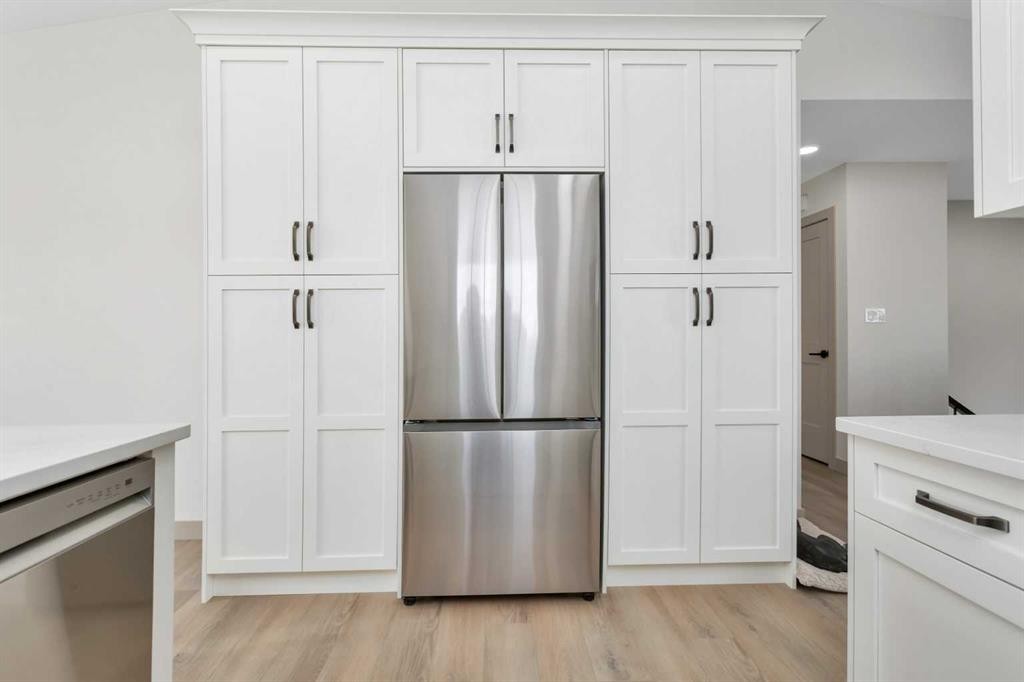 120 Hampton Crescent, Sylvan Lake, AB - Indoor Photo Showing Kitchen