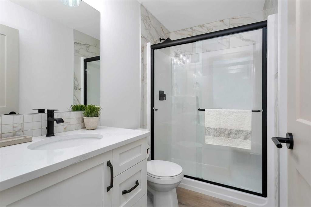 120 Hampton Crescent, Sylvan Lake, AB - Indoor Photo Showing Bathroom
