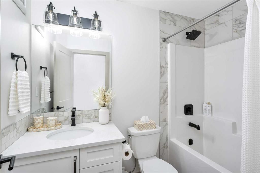 120 Hampton Crescent, Sylvan Lake, AB - Indoor Photo Showing Bathroom