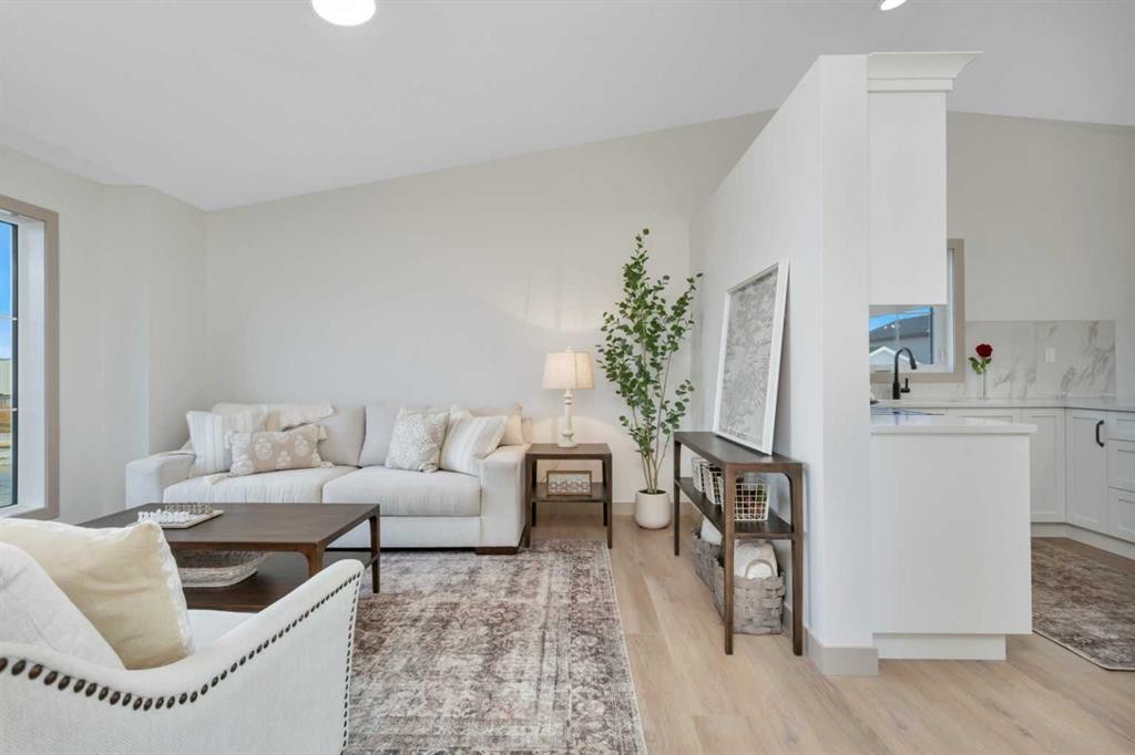 120 Hampton Crescent, Sylvan Lake, AB - Indoor Photo Showing Living Room