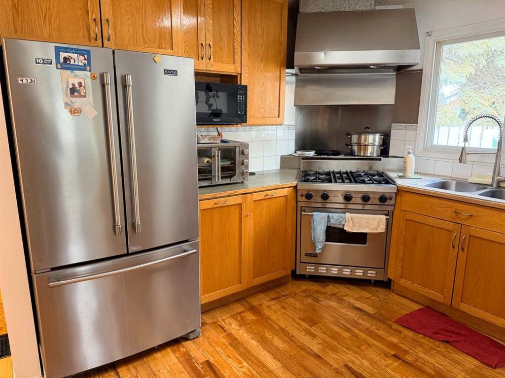 150 Piper Drive, Red Deer, AB - Indoor Photo Showing Kitchen With Double Sink