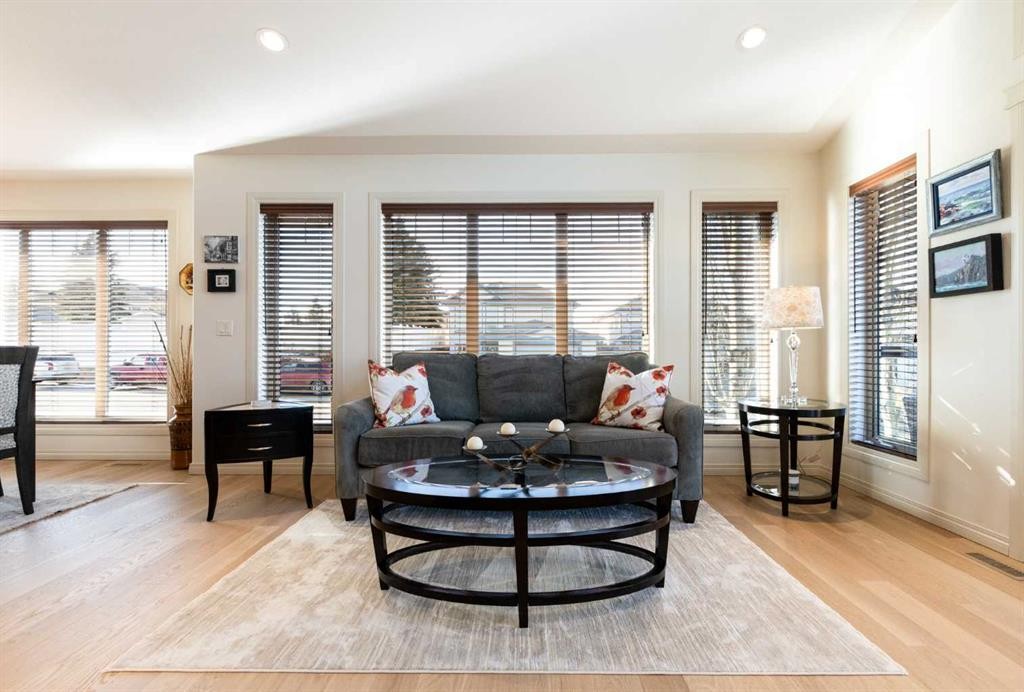 6371 Cedar Way, Innisfail, AB - Indoor Photo Showing Living Room